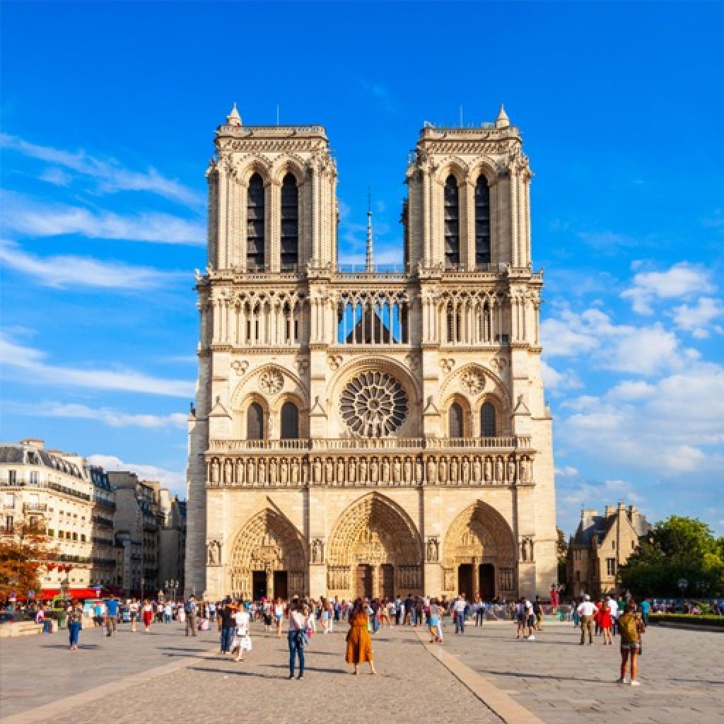 Notre Dame Outdoor Walking Tour: Saint Chapelle and Conciergerie