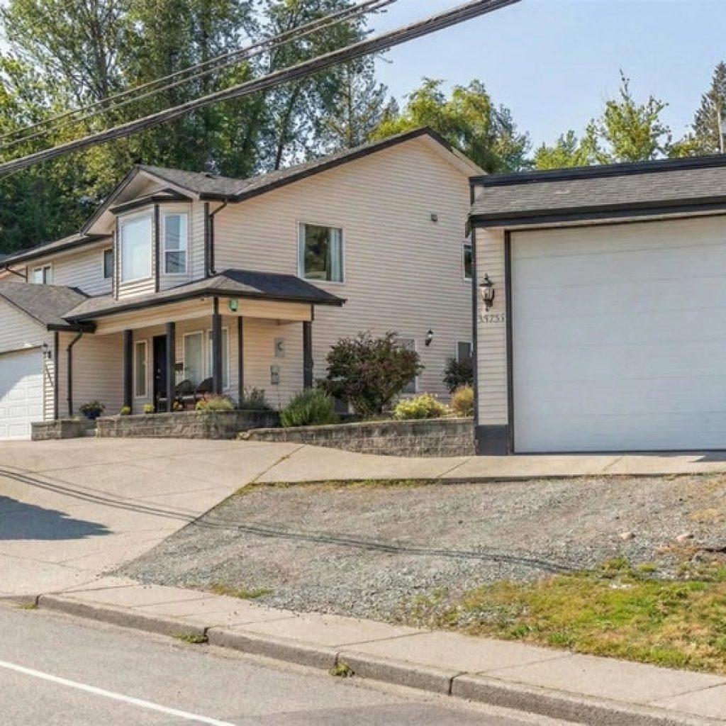 Discover Stylish Langley Homes: Spacious Townhouse Living