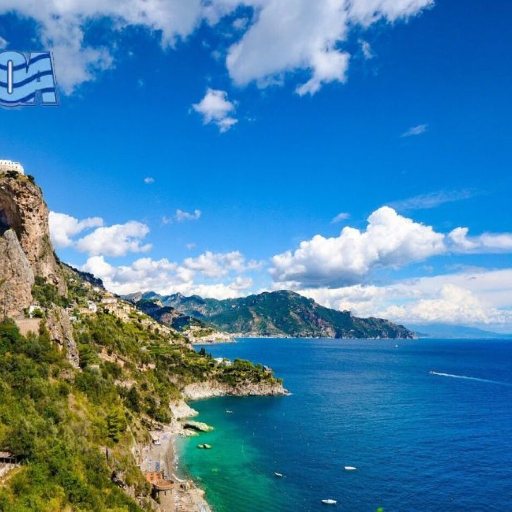 Esplora la Costiera d’Amalfi in barca: emozioni, spiagge segrete e panorami unici