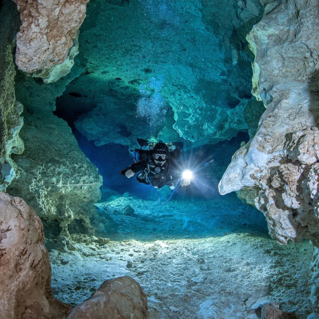 Exploring Subterranean Wonders: Guía para Aventureros de Agua